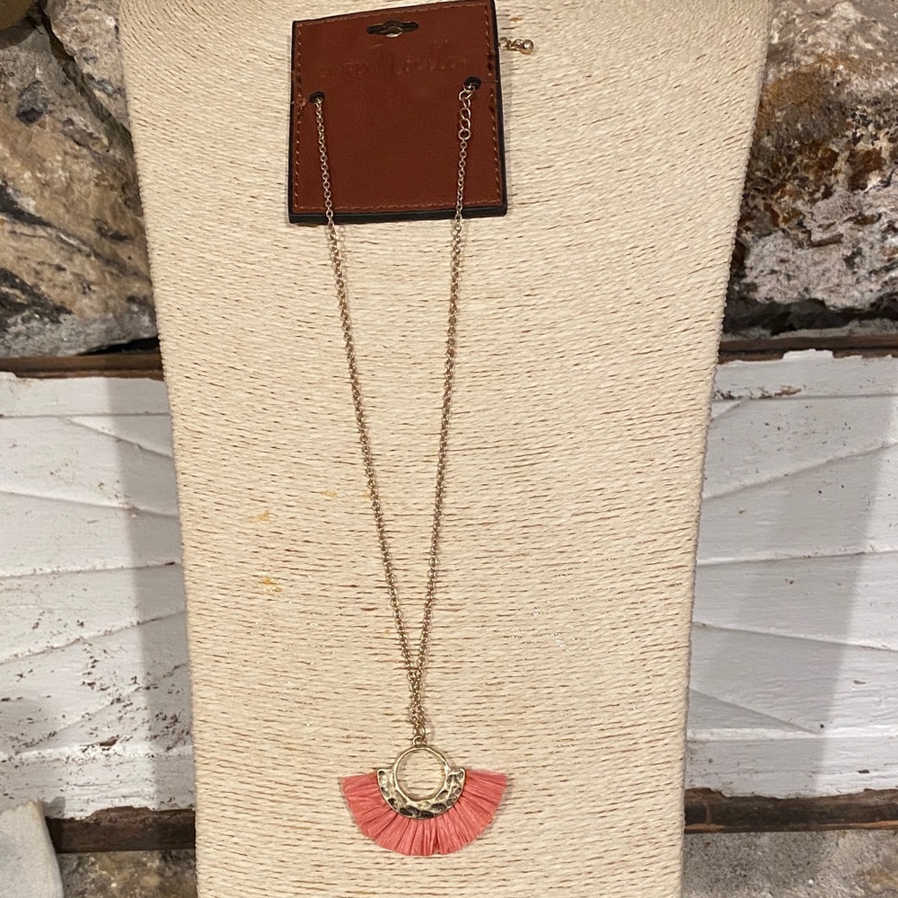 4/$10 NWT Simply Noelle Raffia Short Necklace Coral and gold